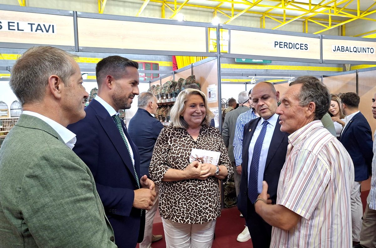 JuntaGranada's tweet photo. La delegada de @MedioAmbAND, @TriniHL, inaugura en Iznalloz la XXIII Feria Provincial de la Caza

➡️Una actividad vinculada al territorio y al medio rural que, desde una gestión sostenible, es compatible con la conservación de la biodiversidad  🦌🌄 https://t.co/pernLMRYj4
