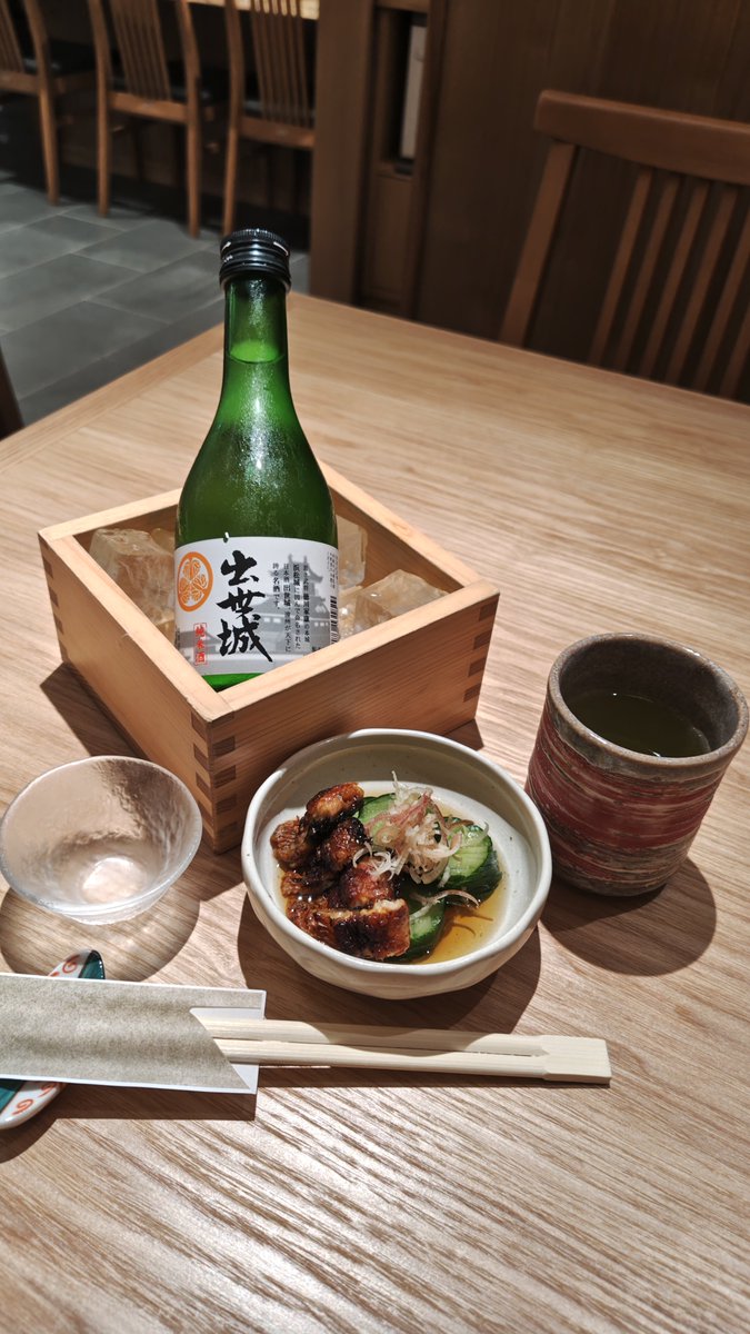 miduwo25's tweet photo. で、駅前まで行ったついでに(塒から駅まで15分かからんがw)、晩酌して帰ってきた
天ぷら７種盛り頼んで、揚がるの待つ間に鰻ざく
出世城あったから嬉しい(*´ 艸｀)

鰻料理だけで呑んでみたいと思うが、ソロ活だと難しいな⋯
誰か遠州観光ついでに呑みに来ないかな？ https://t.co/M9eGo0Vx6n