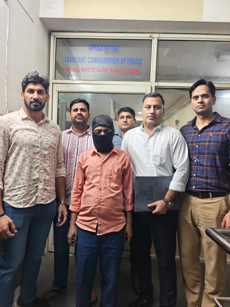 CrimeBranchDP's tweet photo. 🚨🔥 32-YEAR MANHUNT ENDS! — WANTED ACCUSED IN YEAR 1994 DOUBLE MURDER-CUM-DACOITY WANTED ARRESTED 🚔

🎯 CR, Crime Branch, Delhi apprehends a Proclaimed Offender wanted for nearly 32 years in a 1994 double murder-cum-dacoity case of PS Shakarpur, Delhi.
⚡ working as a packaging labourer at different places, he was finally traced to Phase-II, Mangol Puri, Delhi through sustained field intelligence and discreet verification.

💪 Successful operation led by Insp. Vinay Kumar, under ACP Sh. Satender Mohan and under the supervision of DCP Sh. Harsh Indora.

🚨🔥 32 साल की तलाश का अंत! — 1994 के दोहरे हत्याकांड-सह-डकैती मामले में वांछित आरोपी गिरफ्तार 🚔

🎯 सीआर, अपराध शाखा, दिल्ली ने शकरपुर थाना, दिल्ली के वर्ष 1994 के दोहरे हत्याकांड-सह-डकैती मामले में करीब 32 वर्षों से वांछित घोषित अपराधी को गिरफ्तार किया।

⚡ आरोपी अलग-अलग स्थानों पर पैकेजिंग मजदूर के रूप में काम कर रहा था। लगातार मैदानी खुफिया जानकारी एवं गुप्त सत्यापन के माध्यम से आखिरकार उसे फेज-II, मंगोलपुरी, दिल्ली से ट्रेस कर गिरफ्तार किया गया।

💪 सफल अभियान: निरीक्षक विनय कुमार के नेतृत्व में, सहायक पुलिस आयुक्त सतेंद्र मोहन के निर्देशन तथा पुलिस उपायुक्त श्री हर्ष इंदौरा की समग्र निगरानी में कार्रवाई को अंजाम दिया |

https://t.co/FQJRzrygBe

#DelhiPolice
#CrimeBranch

@LtGovDelhi 
@DelhiPolice 
@CPDelhi 
@hgsdhaliwalips
