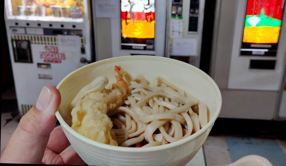 taro_VR's tweet photo. そしてカップ麺はひと味違う、自販機の天ぷらうどんを喰らう(*´∀`)b
激烈に美味い訳じゃないけど、これはこれで良い。 https://t.co/OhB9ryRB5f