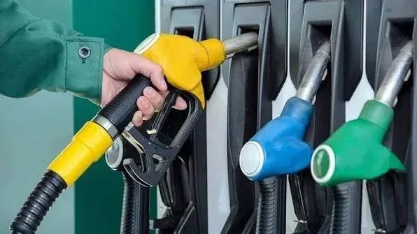 GolcukGuncel's tweet photo. Benzinde uygulanan eşel mobil sisteminin 1 Ekim'de sona ermesiyle birlikte ÖTV'nin 4,43 TL'den 14,83 TL'ye yükselmesi bekleniyor. Vergi artışının pompaya yansıması halinde benzinin litre fiyatına 12,48 TL zam gelebileceği hesaplanıyor https://t.co/suG7ISNiWn