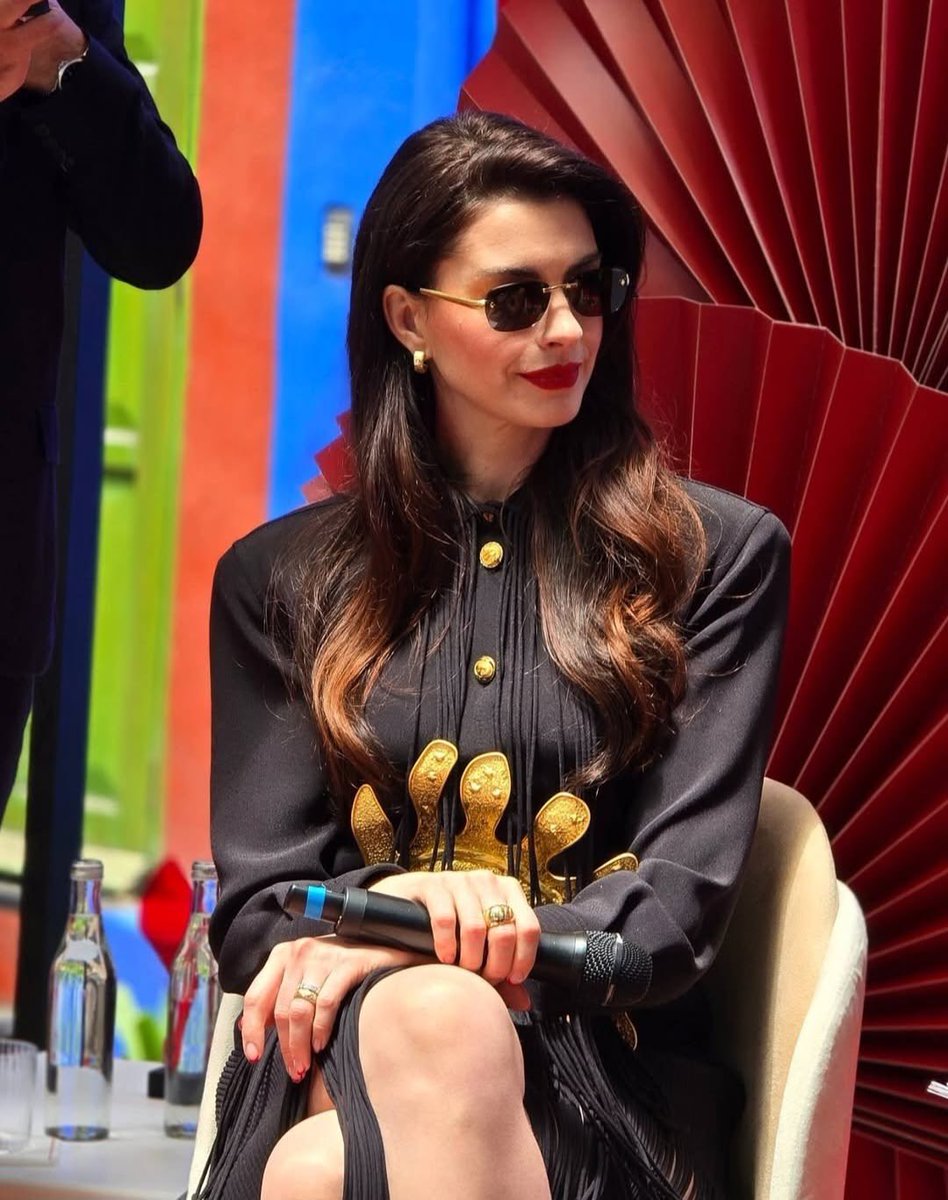 beabluntw's tweet photo. Anne Hathaway wearing glasses.
(sunglasses?) https://t.co/P9TvnXPce5