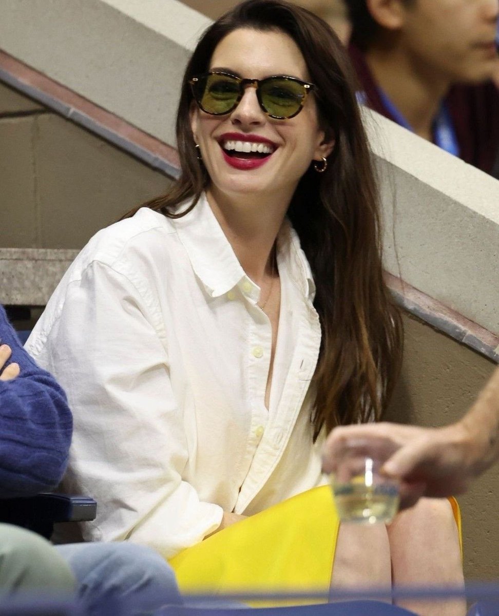 beabluntw's tweet photo. Anne Hathaway wearing glasses.
(sunglasses?) https://t.co/P9TvnXPce5