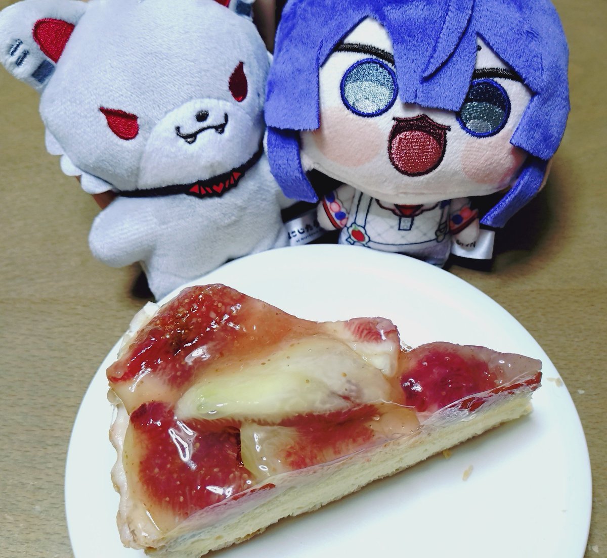 giru8yama's tweet photo. 誕生日ケーキと友達から誕生日プレゼントに貰ったぬいと一緒に撮ってみた！
ぬいと一緒に撮りには少し練習が必要だね😆
誕生日プレゼントめっちゃ嬉しかった🩷🩷 https://t.co/01BJAO0E3C