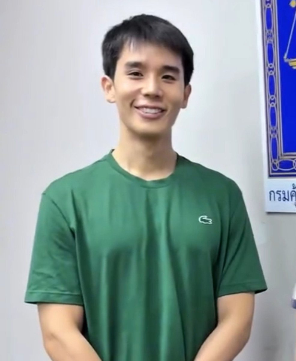 tannsbe7ry's tweet photo. 3GLUR PEPSI X JIMMY VIEW MIM
#3เกลอชวนEATbyเป๊ปซี่มิตรชวนกินEP4
#jimmyyjp 

: why do you call jimmy luk auam?
🌞: b4 he got this body. this is his new body. when he was a larva, he was called luk auam bcz he used to have chubby cheeks like winnie the pooh, he was so cute. now i cant call him that anymore.

he's so buff now 😭