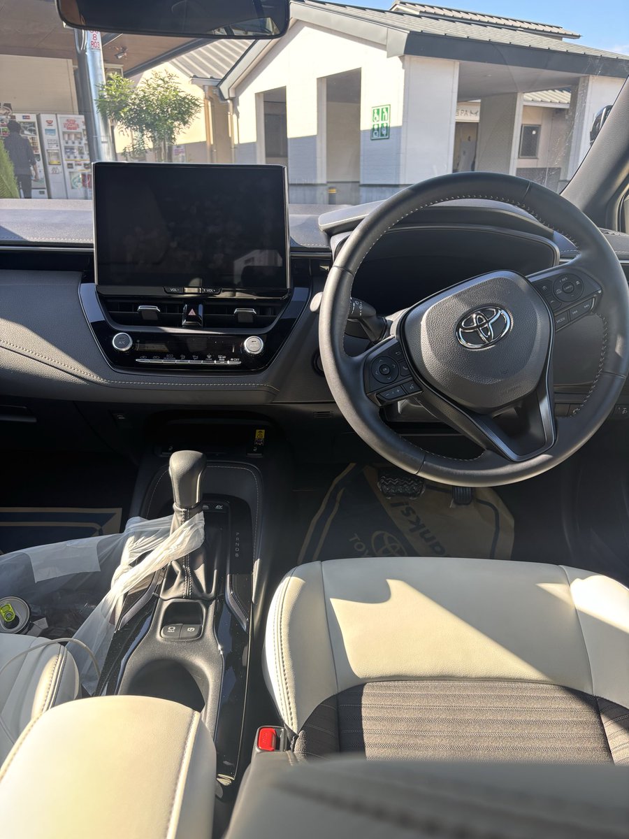 Ct9a2's tweet photo. ただ文句があるとしたら、ほぼフルオプションは良いねんけど置くだけ充電の充電の遅さと白シートがぁ〜😑 https://t.co/RlHEttDxeB