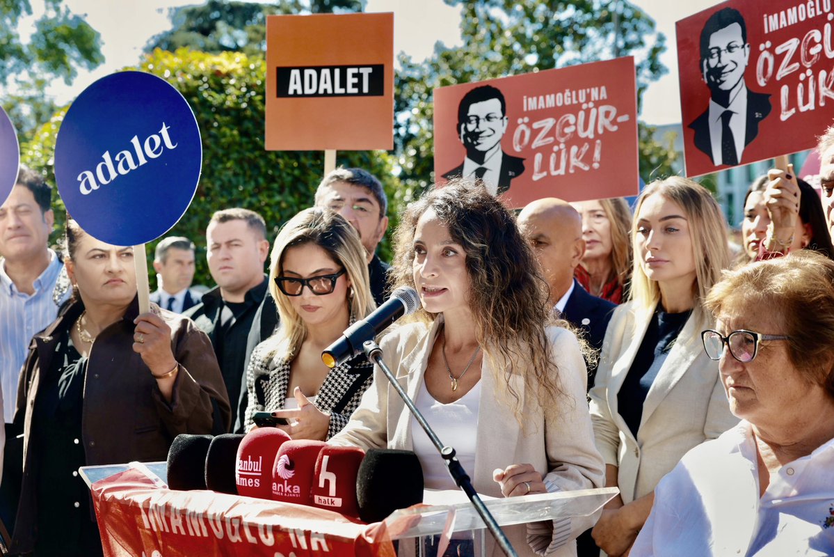 dk_imamoglu's tweet photo. Veremeyeceğimiz hiçbir hesabımız yok. Alnımız ak, başımız dik.

Bu ülkeye hizmet etmek için gece gündüz çalışan sevdiklerimize, emeklerine ve vicdanlarına güveniyoruz. @ailedayanisma https://t.co/WfugEJjQrz