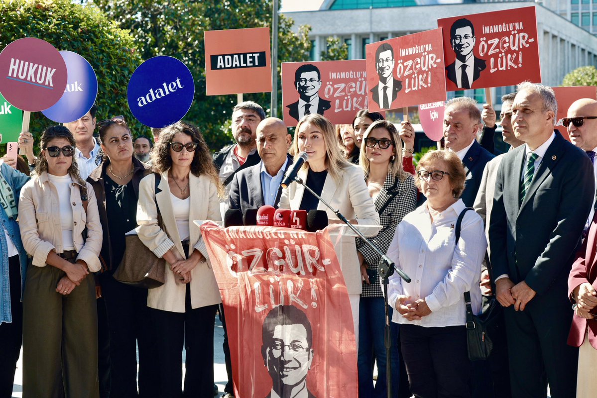 dk_imamoglu's tweet photo. Veremeyeceğimiz hiçbir hesabımız yok. Alnımız ak, başımız dik.

Bu ülkeye hizmet etmek için gece gündüz çalışan sevdiklerimize, emeklerine ve vicdanlarına güveniyoruz. @ailedayanisma https://t.co/WfugEJjQrz