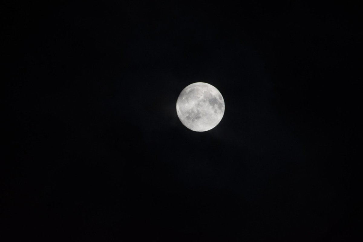 fufu208fufu's tweet photo. 中秋の名月 
見えた順に1.2.3.4🌕 https://t.co/IB8EWjeTbY