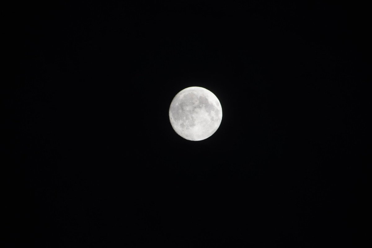 fufu208fufu's tweet photo. 中秋の名月 
見えた順に1.2.3.4🌕 https://t.co/IB8EWjeTbY