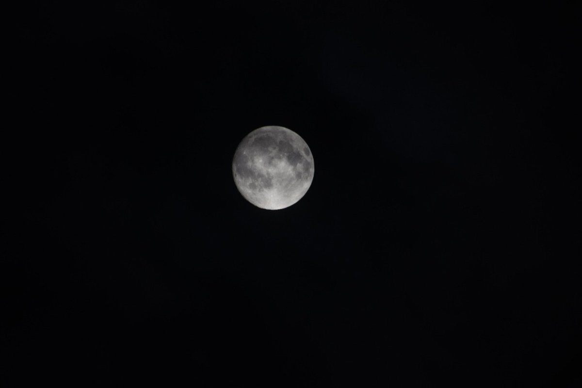 fufu208fufu's tweet photo. 中秋の名月 
見えた順に1.2.3.4🌕 https://t.co/IB8EWjeTbY