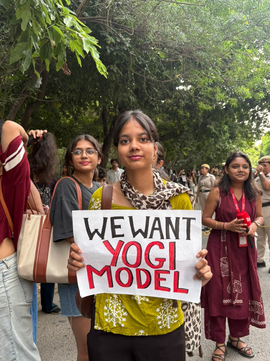 sarthakbhagat45's tweet photo. Today, DU girls took to the streets demanding safety in Delhi. Amidst the slogans of “Azaadi” and “Lal Salaam,” we found two brave lionesses challenging the Leftist agenda and raising a clear demand, YOGI MODEL.

The Yogi Model has become a beacon of social justice, safety and strong law & order. The demand for it is growing louder.

Always remember: Hindutva-Nationalist women are brave, vocal and fearless. All we need to do is stand with them, amplify their voices and give them the platform they deserve.