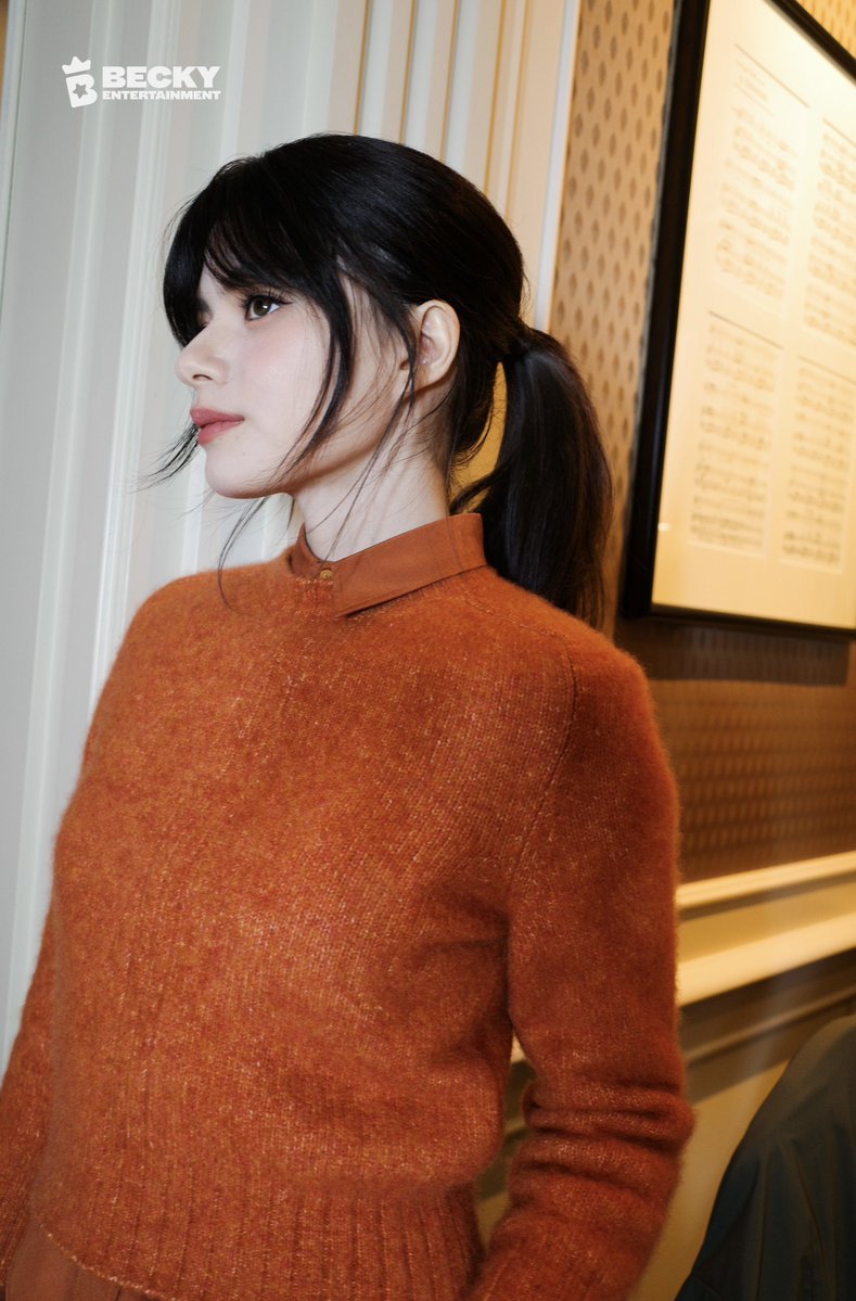 quem's tweet photo. De Becky Armstrong em Milão a todos os detalhes do desfile da TOD’S 👀🍂

veja mais fotos, o look completo e tudo sobre a passagem dela pela Semana de Moda de Milão:

👉 https://t.co/jH2wxqPKF3

REBECCA AT TODS MFW26 
#BeckyxTodsSS27  #beckysangels #BeckyArmstrong https://t.co/PH3ZmiN0mX