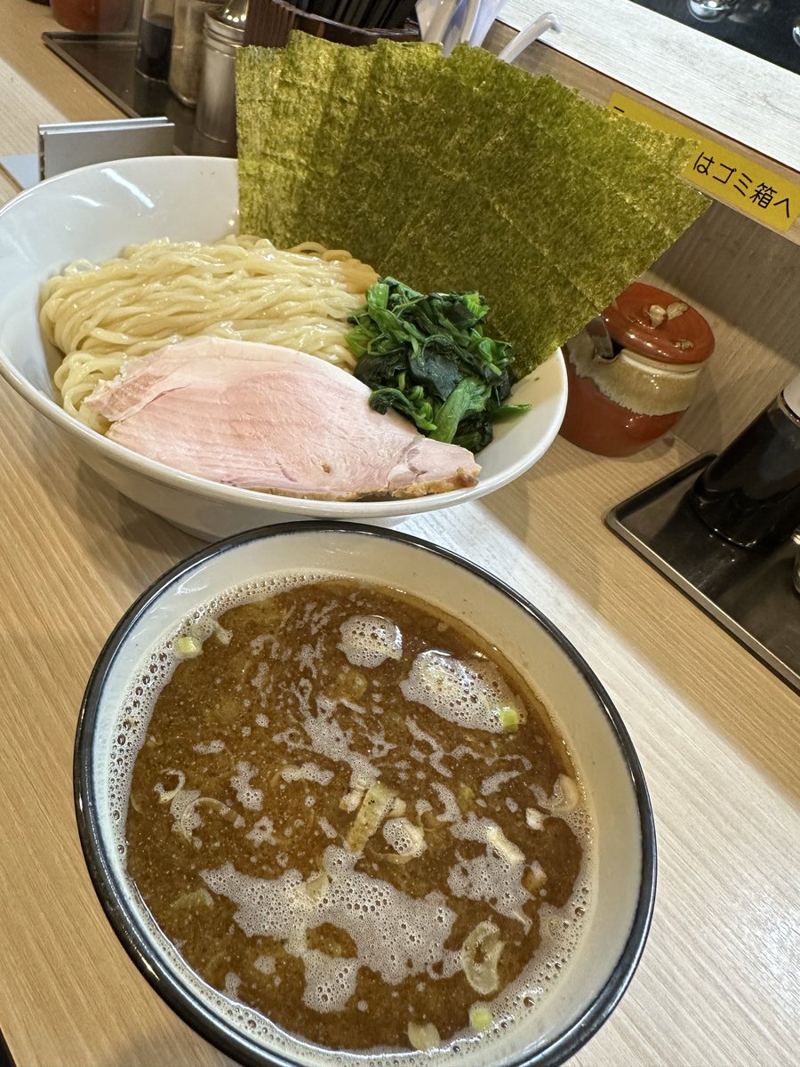 bono1114's tweet photo. 上板橋 ラーメンつる家
豚骨魚介つけめん（中）
海苔トッピング
明日土曜の営業が昼までということで、明日は仕事なので今日行っておこう！と🍜
チャリで急いで暑かったのでつけ麺🚲
つけ汁は結構残るので、持って帰って何かに再利用したくなる美味しさです😂
#板橋区
#ラーメン
#つけ麺 https://t.co/wL33JNz07G
