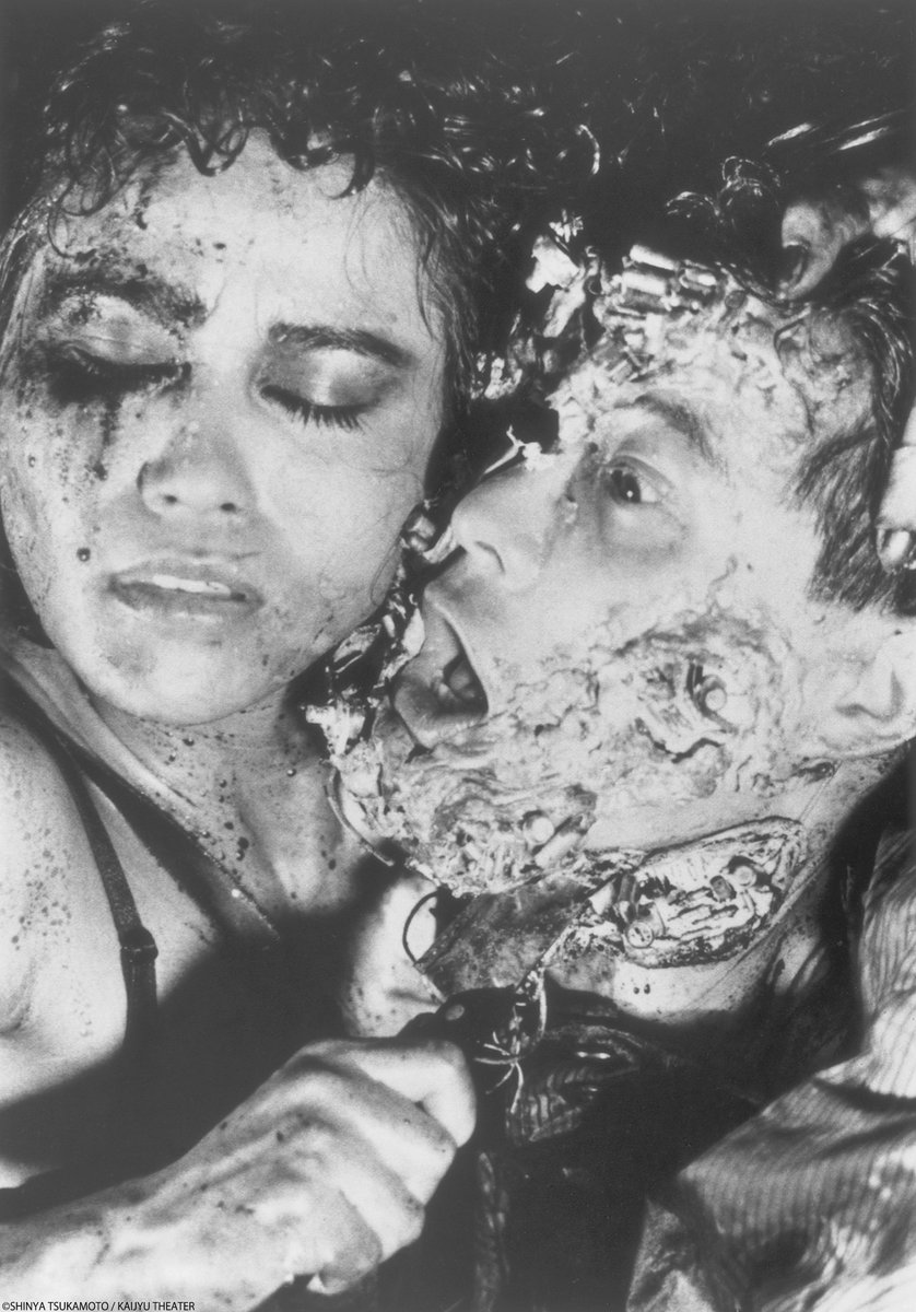 wasedashochiku's tweet photo. 【𝟵/𝟮𝟲㊏～𝟭𝟬/𝟮㊎上映作品】

『鉄男』(35mm)
監督：塚本晋也

頬にできた鉄のトゲから、肉体が鉄の細胞に侵蝕されていく男の爆裂劇を、メタリックな美術、音響と、機関銃のようなリズムのコマ撮りでパワフルに映像化。塚本晋也の名を世界に知らしめた衝撃のカルト・スタンダード！ https://t.co/zTRUNW5FP1
