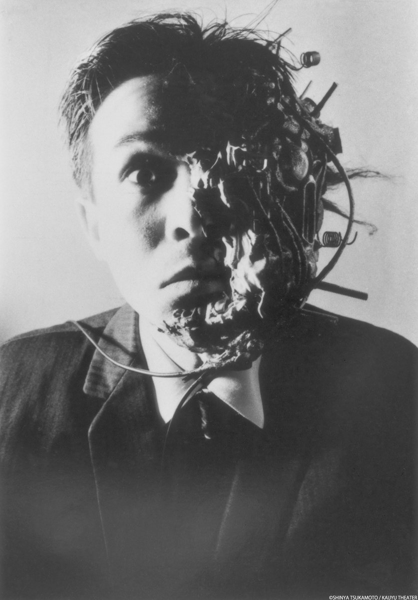 wasedashochiku's tweet photo. 【𝟵/𝟮𝟲㊏～𝟭𝟬/𝟮㊎上映作品】

『鉄男』(35mm)
監督：塚本晋也

頬にできた鉄のトゲから、肉体が鉄の細胞に侵蝕されていく男の爆裂劇を、メタリックな美術、音響と、機関銃のようなリズムのコマ撮りでパワフルに映像化。塚本晋也の名を世界に知らしめた衝撃のカルト・スタンダード！ https://t.co/zTRUNW5FP1