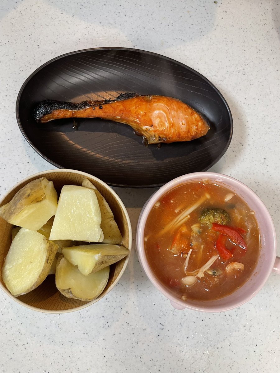 ryoga_orangeel's tweet photo. 【ボディメイク126日目】

〈筋トレ内容〉
・懸垂：164回
・バックランジ：419回

〈食事内容〉
朝→昼→夜

今日も食事＆筋トレGOOD👍

全身バキバキで筋肉痛😂
明日は筋トレOFFにするか、元気あったらアブローラーだけやる予定。

追い込む日は追い込む。
休む日はしっかり休む。

焦らず継続🔥 https://t.co/VVepEeuwy0