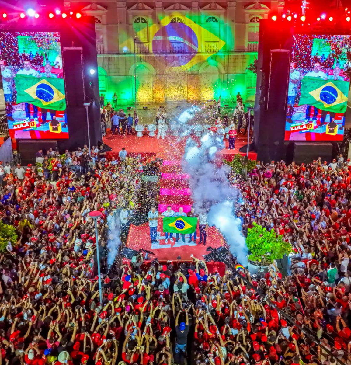 LulaOficial's tweet photo. Ainda sobre ontem à noite: com a nossa chapa e o querido povo alagoano em Maceió. 

Rumo à vitória!

📸 @ricardostuckert https://t.co/SscPNdFndR