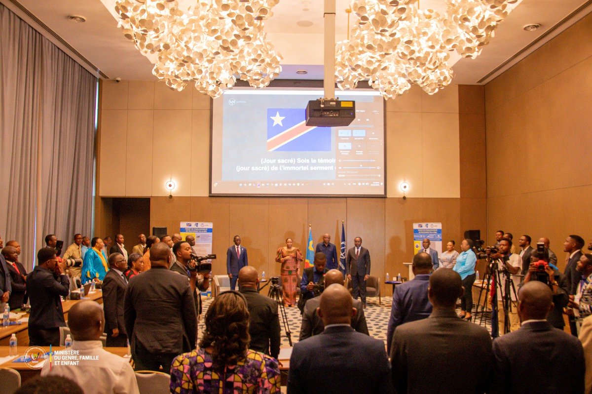 GenreRDC's tweet photo. RDC-Banque mondiale : @MichelineOMbae Kalama défend les priorités sociales des femmes et des enfants

Cellcom/Ministère GFE 
Kinshasa, le 24 septembre 2026

La ministre du Genre, Famille et Enfant, Micheline Ombae Kalama, a pris part ce mercredi à Kinshasa aux consultations sectorielles préparatoires au Cadre de Partenariat Pays (CPP) 2027-2036 entre la RDC et le Groupe de la Banque mondiale.

Organisée dans le cadre du projet STAR (Stabilisation et Relèvement de la RDC), la rencontre a notamment réuni le ministre d'État en charge du Développement rural, Grégoire Mutshail Mutomb, et le ministre délégué auprès du ministre de la Défense nationale, chargé des Anciens Combattants, Éliézer Ntambwe.

L'exercice vise à définir les priorités qui guideront l'appui de la Banque mondiale au cours des dix prochaines années. Pour Albert Zeufack, directeur des opérations de l'institution pour la RDC, l'Angola, le Burundi et São Tomé-et-Príncipe, il s'agit de passer d'interventions dispersées à une approche intégrée, qui articule protection sociale, capital humain, compétences, inclusion économique et emploi.

Trois priorités retenus

Dans ce cadre, Micheline Ombae Kalama a présenté les axes portés par son ministère : la promotion du genre et la protection de l'enfant, la lutte contre les violences basées sur le genre et l'autonomisation économique des femmes, et la promotion de la masculinité positive. La ministre a rappelé que ce partenariat devait produire « des résultats plus durables de stabilité » et favoriser « l'inclusion de la population la plus vulnérable ».

Pour y répondre, le ministère prévoit notamment la construction de centres intégrés de services multisectoriels dans chaque commune de Kinshasa et dans les provinces ciblées par la Banque mondiale, offrant prise en charge médicale, psychosociale et juridique, et réinsertion économique; l'institutionnalisation du Parlement des enfants et la construction de son siège ainsi que l'implantation de cellules techniques de masculinité positive dans les provinces.

Ne pas oublier les provinces d'accueil

La ministre a aussi appelé l'institution à tenir compte des provinces plus stables sur le plan sécuritaire, mais qui subissent les effets de la guerre en accueillant des déplacés. L'hébergement en familles d'accueil y crée, a-t-elle expliqué, une promiscuité propice aux violences. Les priorités détaillées du ministère seront transmises par écrit à la Banque mondiale.

Les enjeux sont considérables : selon les données présentées, 37 % des femmes ont subi des violences physiques au cours de leur vie et 42 % des enfants de moins de 5 ans souffrent de retard de croissance.
@Presidence_RDC 
@PrimatureRDC
