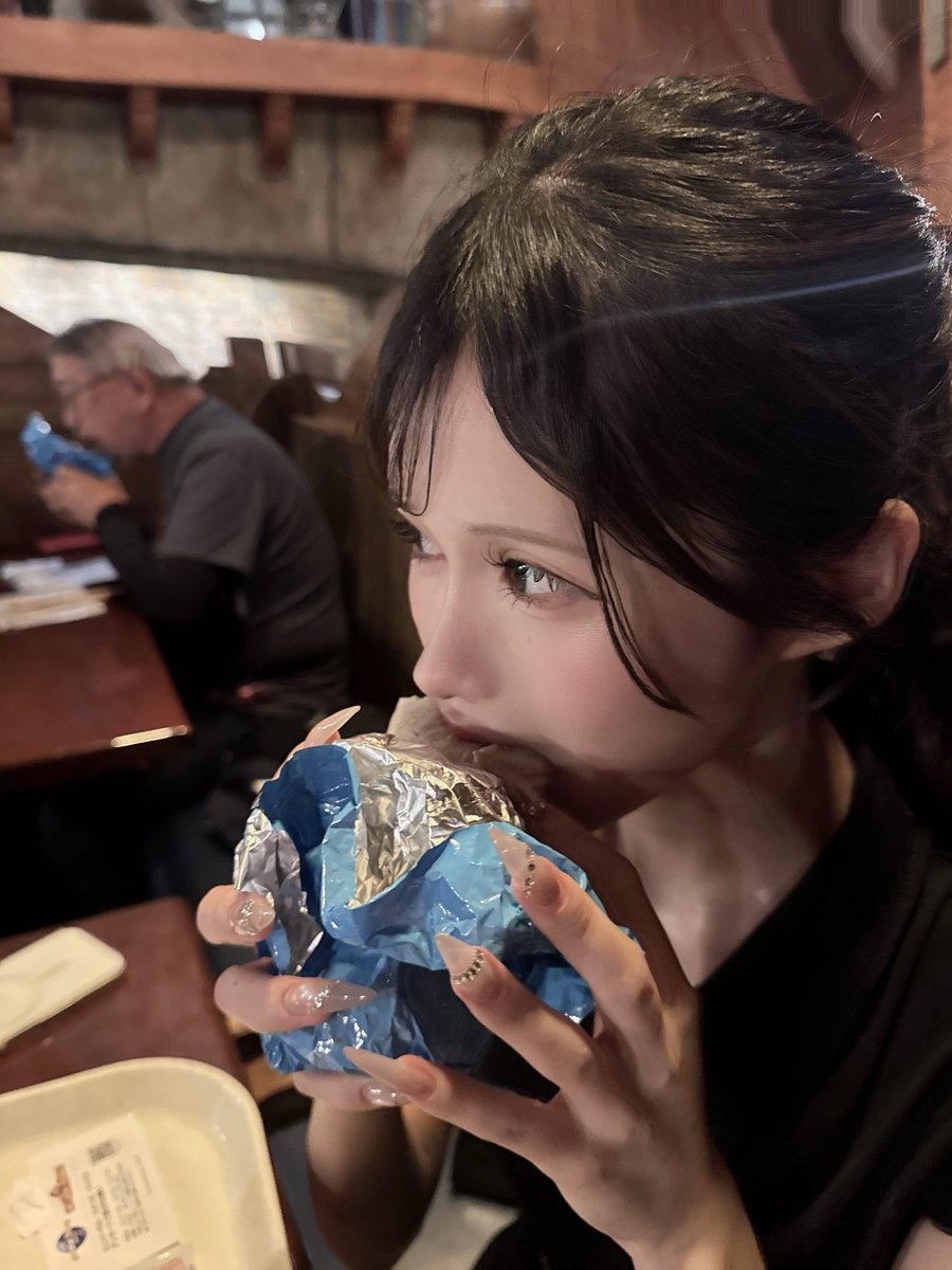 _r_lio's tweet photo. 食べ物もってるか食ってる写真しかない https://t.co/JBSCfL80ST