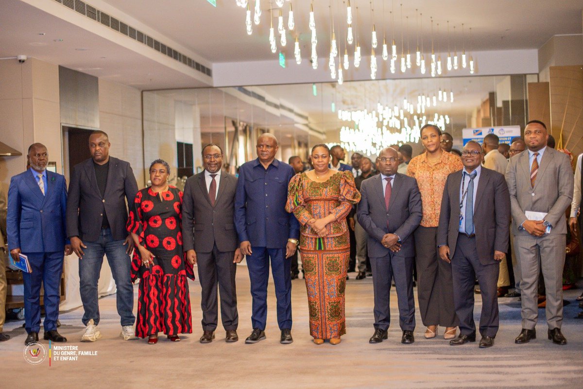 GenreRDC's tweet photo. RDC-Banque mondiale : @MichelineOMbae Kalama défend les priorités sociales des femmes et des enfants

Cellcom/Ministère GFE 
Kinshasa, le 24 septembre 2026

La ministre du Genre, Famille et Enfant, Micheline Ombae Kalama, a pris part ce mercredi à Kinshasa aux consultations sectorielles préparatoires au Cadre de Partenariat Pays (CPP) 2027-2036 entre la RDC et le Groupe de la Banque mondiale.

Organisée dans le cadre du projet STAR (Stabilisation et Relèvement de la RDC), la rencontre a notamment réuni le ministre d'État en charge du Développement rural, Grégoire Mutshail Mutomb, et le ministre délégué auprès du ministre de la Défense nationale, chargé des Anciens Combattants, Éliézer Ntambwe.

L'exercice vise à définir les priorités qui guideront l'appui de la Banque mondiale au cours des dix prochaines années. Pour Albert Zeufack, directeur des opérations de l'institution pour la RDC, l'Angola, le Burundi et São Tomé-et-Príncipe, il s'agit de passer d'interventions dispersées à une approche intégrée, qui articule protection sociale, capital humain, compétences, inclusion économique et emploi.

Trois priorités retenus

Dans ce cadre, Micheline Ombae Kalama a présenté les axes portés par son ministère : la promotion du genre et la protection de l'enfant, la lutte contre les violences basées sur le genre et l'autonomisation économique des femmes, et la promotion de la masculinité positive. La ministre a rappelé que ce partenariat devait produire « des résultats plus durables de stabilité » et favoriser « l'inclusion de la population la plus vulnérable ».

Pour y répondre, le ministère prévoit notamment la construction de centres intégrés de services multisectoriels dans chaque commune de Kinshasa et dans les provinces ciblées par la Banque mondiale, offrant prise en charge médicale, psychosociale et juridique, et réinsertion économique; l'institutionnalisation du Parlement des enfants et la construction de son siège ainsi que l'implantation de cellules techniques de masculinité positive dans les provinces.

Ne pas oublier les provinces d'accueil

La ministre a aussi appelé l'institution à tenir compte des provinces plus stables sur le plan sécuritaire, mais qui subissent les effets de la guerre en accueillant des déplacés. L'hébergement en familles d'accueil y crée, a-t-elle expliqué, une promiscuité propice aux violences. Les priorités détaillées du ministère seront transmises par écrit à la Banque mondiale.

Les enjeux sont considérables : selon les données présentées, 37 % des femmes ont subi des violences physiques au cours de leur vie et 42 % des enfants de moins de 5 ans souffrent de retard de croissance.
@Presidence_RDC 
@PrimatureRDC