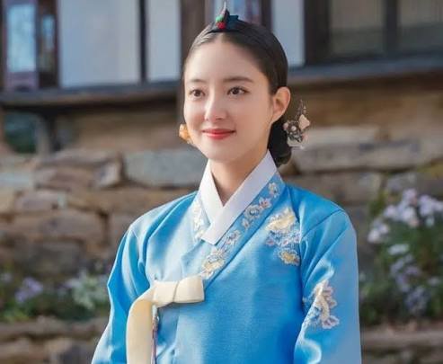 Maulmaau's tweet photo. Xu Lanxiang 🤝 Sung Deokim
-awalnya maid ✅
-nyelamatin majikan biar dirinya sendiri survive✅
-dibucinin majikan sampe dipaksa menikah ✅ (walaupun Deokim selir sih) 
-dihate karna tidak atau belum membalas cinta si cowok ✅
Semangat kata gw teh
#AgainstTheCurrent #TheRedSleeve https://t.co/P8I5U1nsNZ