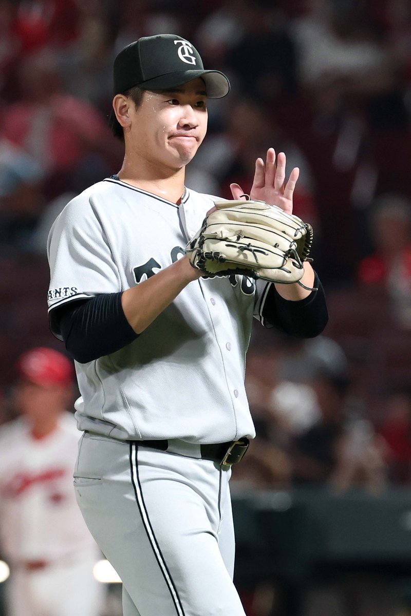 TokyoGiants's tweet photo. 【一軍】巨人 2-3 広島

先発の #井上温大 投手は8回途中10奪三振3失点。
#大城卓三 #泉口友汰 両選手が適時打を放つも、その後追加点を奪えず敗戦。

https://t.co/tY2njWWmxq https://t.co/BKIRVebjby