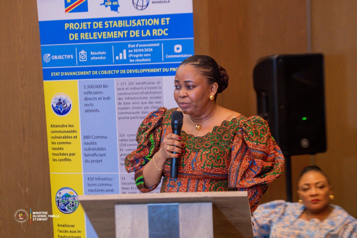 GenreRDC's tweet photo. RDC-Banque mondiale : @MichelineOMbae Kalama défend les priorités sociales des femmes et des enfants

Cellcom/Ministère GFE 
Kinshasa, le 24 septembre 2026

La ministre du Genre, Famille et Enfant, Micheline Ombae Kalama, a pris part ce mercredi à Kinshasa aux consultations sectorielles préparatoires au Cadre de Partenariat Pays (CPP) 2027-2036 entre la RDC et le Groupe de la Banque mondiale.

Organisée dans le cadre du projet STAR (Stabilisation et Relèvement de la RDC), la rencontre a notamment réuni le ministre d'État en charge du Développement rural, Grégoire Mutshail Mutomb, et le ministre délégué auprès du ministre de la Défense nationale, chargé des Anciens Combattants, Éliézer Ntambwe.

L'exercice vise à définir les priorités qui guideront l'appui de la Banque mondiale au cours des dix prochaines années. Pour Albert Zeufack, directeur des opérations de l'institution pour la RDC, l'Angola, le Burundi et São Tomé-et-Príncipe, il s'agit de passer d'interventions dispersées à une approche intégrée, qui articule protection sociale, capital humain, compétences, inclusion économique et emploi.

Trois priorités retenus

Dans ce cadre, Micheline Ombae Kalama a présenté les axes portés par son ministère : la promotion du genre et la protection de l'enfant, la lutte contre les violences basées sur le genre et l'autonomisation économique des femmes, et la promotion de la masculinité positive. La ministre a rappelé que ce partenariat devait produire « des résultats plus durables de stabilité » et favoriser « l'inclusion de la population la plus vulnérable ».

Pour y répondre, le ministère prévoit notamment la construction de centres intégrés de services multisectoriels dans chaque commune de Kinshasa et dans les provinces ciblées par la Banque mondiale, offrant prise en charge médicale, psychosociale et juridique, et réinsertion économique; l'institutionnalisation du Parlement des enfants et la construction de son siège ainsi que l'implantation de cellules techniques de masculinité positive dans les provinces.

Ne pas oublier les provinces d'accueil

La ministre a aussi appelé l'institution à tenir compte des provinces plus stables sur le plan sécuritaire, mais qui subissent les effets de la guerre en accueillant des déplacés. L'hébergement en familles d'accueil y crée, a-t-elle expliqué, une promiscuité propice aux violences. Les priorités détaillées du ministère seront transmises par écrit à la Banque mondiale.

Les enjeux sont considérables : selon les données présentées, 37 % des femmes ont subi des violences physiques au cours de leur vie et 42 % des enfants de moins de 5 ans souffrent de retard de croissance.
@Presidence_RDC 
@PrimatureRDC