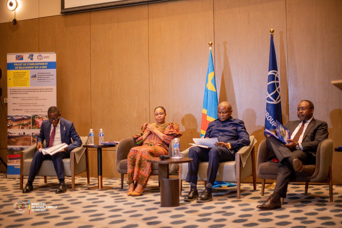 GenreRDC's tweet photo. RDC-Banque mondiale : @MichelineOMbae Kalama défend les priorités sociales des femmes et des enfants

Cellcom/Ministère GFE 
Kinshasa, le 24 septembre 2026

La ministre du Genre, Famille et Enfant, Micheline Ombae Kalama, a pris part ce mercredi à Kinshasa aux consultations sectorielles préparatoires au Cadre de Partenariat Pays (CPP) 2027-2036 entre la RDC et le Groupe de la Banque mondiale.

Organisée dans le cadre du projet STAR (Stabilisation et Relèvement de la RDC), la rencontre a notamment réuni le ministre d'État en charge du Développement rural, Grégoire Mutshail Mutomb, et le ministre délégué auprès du ministre de la Défense nationale, chargé des Anciens Combattants, Éliézer Ntambwe.

L'exercice vise à définir les priorités qui guideront l'appui de la Banque mondiale au cours des dix prochaines années. Pour Albert Zeufack, directeur des opérations de l'institution pour la RDC, l'Angola, le Burundi et São Tomé-et-Príncipe, il s'agit de passer d'interventions dispersées à une approche intégrée, qui articule protection sociale, capital humain, compétences, inclusion économique et emploi.

Trois priorités retenus

Dans ce cadre, Micheline Ombae Kalama a présenté les axes portés par son ministère : la promotion du genre et la protection de l'enfant, la lutte contre les violences basées sur le genre et l'autonomisation économique des femmes, et la promotion de la masculinité positive. La ministre a rappelé que ce partenariat devait produire « des résultats plus durables de stabilité » et favoriser « l'inclusion de la population la plus vulnérable ».

Pour y répondre, le ministère prévoit notamment la construction de centres intégrés de services multisectoriels dans chaque commune de Kinshasa et dans les provinces ciblées par la Banque mondiale, offrant prise en charge médicale, psychosociale et juridique, et réinsertion économique; l'institutionnalisation du Parlement des enfants et la construction de son siège ainsi que l'implantation de cellules techniques de masculinité positive dans les provinces.

Ne pas oublier les provinces d'accueil

La ministre a aussi appelé l'institution à tenir compte des provinces plus stables sur le plan sécuritaire, mais qui subissent les effets de la guerre en accueillant des déplacés. L'hébergement en familles d'accueil y crée, a-t-elle expliqué, une promiscuité propice aux violences. Les priorités détaillées du ministère seront transmises par écrit à la Banque mondiale.

Les enjeux sont considérables : selon les données présentées, 37 % des femmes ont subi des violences physiques au cours de leur vie et 42 % des enfants de moins de 5 ans souffrent de retard de croissance.
@Presidence_RDC 
@PrimatureRDC