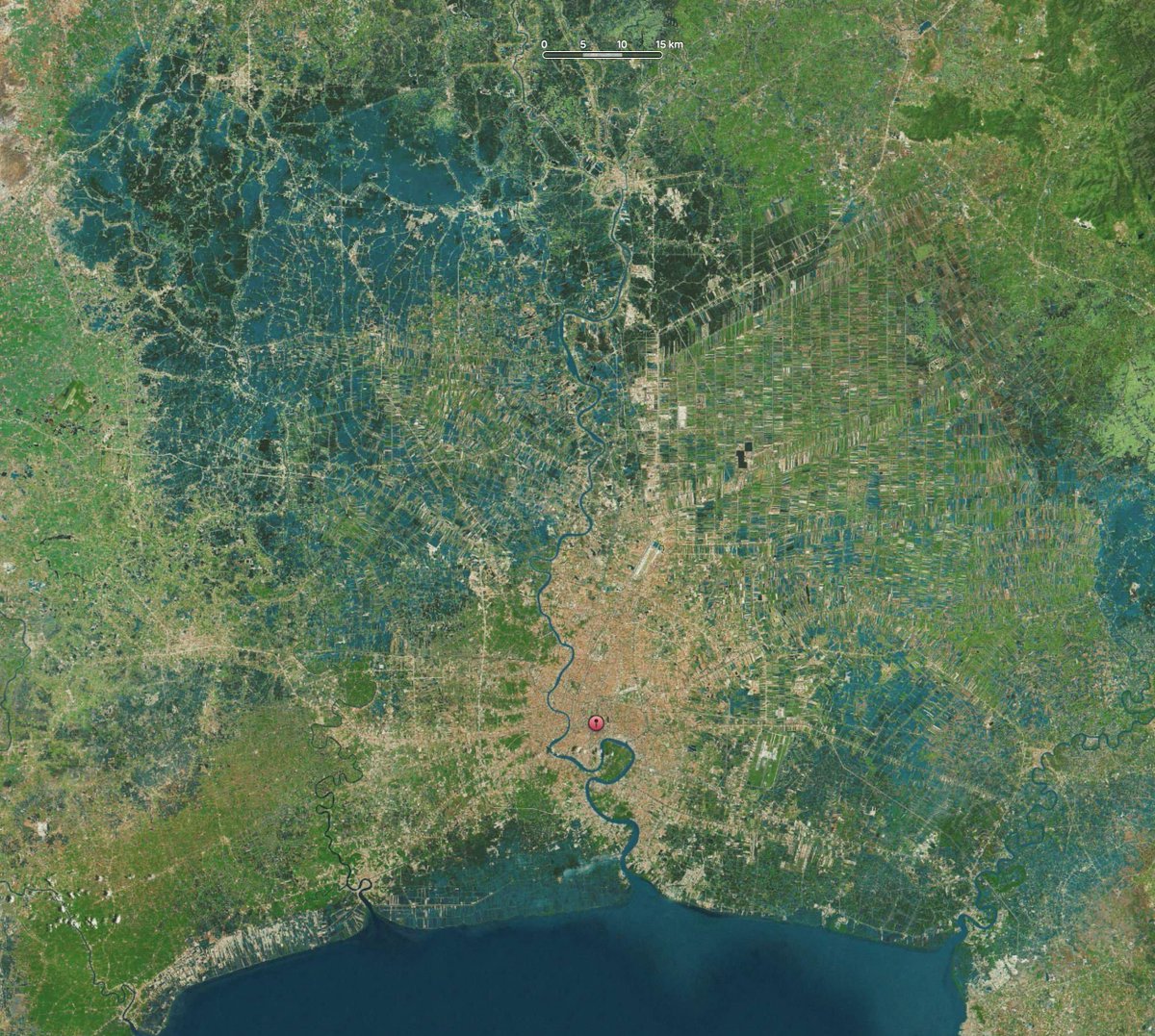 nbd_grayspace's tweet photo. ใครใช้ Apple Map ลอง zoom out ประมาณนี้ดูครับ จะเจอร่องรอยน้ำท่วม (ไม่แน่ใจว่าเป็นช่วงน้ำท่วมใหญ่ปี 54 ไหม) แต่ว่าน่ากลัวมาก ไม่อยากให้เกิดอีกรอบ https://t.co/qMi3gpnwCl