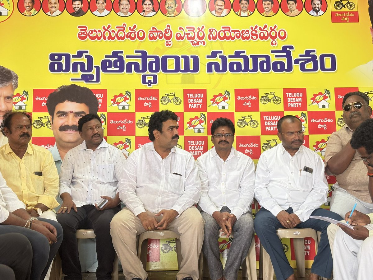 Shyamlanka3636's tweet photo. పార్టీ విస్తృత స్థాయి సమావేశం నిర్వహించిన టీడీపీ ఎచ్చెర్ల ఇన్‌చార్జ్ లంక శ్యామల రావు.

 *ఎచ్చెర్ల* : తెలుగుదేశం పార్టీ ఎచ్చెర్ల నియోజకవర్గ ఇన్‌చార్జ్ *లంక శ్యామల రావు* ఆధ్వర్యంలో పార్టీ విస్తృత స్థాయి సమావేశం కార్యక్రమం నిర్వహించారు. ఈ కార్యక్రమానికి నియోజకవర్గంలోని పార్టీ నాయకులు, కార్యకర్తలు, వివిధ అనుబంధ విభాగాల ప్రతినిధులు, ప్రజలు హాజరయ్యారు.

ఈ సందర్భంగా నియోజకవర్గంలో పార్టీ కార్యక్రమాల నిర్వహణ, గ్రామస్థాయిలో పార్టీని మరింత బలోపేతం చేయడం, ప్రజలకు అందుబాటులో ఉంటూ వారి సమస్యలను తెలుసుకోవడం తదితర అంశాలపై విస్తృతంగా చర్చించారు. పార్టీ నాయకులు, కార్యకర్తలు సమన్వయంతో పనిచేస్తూ ప్రజా సమస్యలను సంబంధిత అధికారుల దృష్టికి తీసుకెళ్లి పరిష్కారానికి కృషి చేయాలని లంక శ్యామల రావు సూచించారు.

పార్టీని గ్రామస్థాయి నుంచి నియోజకవర్గ స్థాయి వరకు మరింత పటిష్టం చేసేందుకు ప్రతి ఒక్కరూ సమన్వయంతో పనిచేయాలని ఆయన పిలుపునిచ్చారు. ఈ కార్యక్రమంలో టీడీపీ నాయకులు, కార్యకర్తలు, అభిమానులు తదితరులు పాల్గొన్నారు.
#LankaShyamalaRao 
#TDPincharge 
#Etcherla 
#NaraLokesh 
#NaraChandrababuNaidu