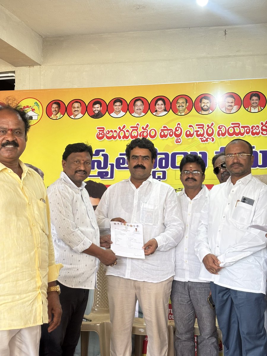 Shyamlanka3636's tweet photo. ప్రజలు, కార్యకర్తల సమస్యల పరిష్కారమే లక్ష్యం: లంక శ్యామలరావు

ఎచ్చెర్ల: ప్రజలు, పార్టీ కార్యకర్తలు ఎదుర్కొంటున్న సమస్యలను తెలుసుకుని, వాటి పరిష్కారానికి కృషి చేయడమే తన ప్రధాన లక్ష్యమని ఎచ్చెర్ల నియోజకవర్గ టీడీపీ ఇన్‌చార్జ్ లంక శ్యామలరావు తెలిపారు.

ఎచ్చెర్ల నియోజకవర్గంలో నిర్వహించిన గ్రీవెన్స్ కార్యక్రమంలో వివిధ ప్రాంతాల నుంచి వచ్చిన ప్రజలు, పార్టీ నాయకులు, కార్యకర్తలు తమ సమస్యలను లంక శ్యామలరావు దృష్టికి తీసుకువచ్చారు. వారి నుంచి వినతులు స్వీకరించి, సమస్యల వివరాలను అడిగి తెలుసుకున్నారు.

ప్రజలు ఎదుర్కొంటున్న సమస్యలను సంబంధిత అధికారుల దృష్టికి తీసుకెళ్లి, సాధ్యమైనంత త్వరగా పరిష్కారం అయ్యేలా చర్యలు తీసుకుంటామని ఆయన తెలిపారు. పార్టీ కార్యకర్తలకు ఎల్లప్పుడూ అందుబాటులో ఉంటూ, వారి సమస్యల పరిష్కారానికి ప్రాధాన్యత ఇస్తామని పేర్కొన్నారు.