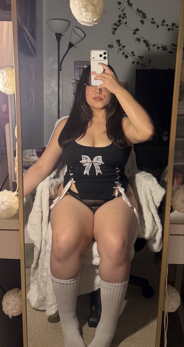 _mimixlo's tweet photo. do thick thighs save lives or end lives? https://t.co/VvzBzW0WNf