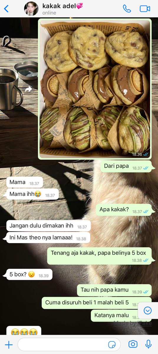 ZoyMinwon's tweet photo. [Minwon ft. Sunsun]
Wylane(mama) : Iseo, kamu kenapa diem terus? 
Iseo: hhh, engga kok ma☺
  Iseo repetin duduknya ke Adel(pacarnya) 
sambil nundukin wajah. Malu dia ditatap terus sama Matthew(abang Adel) https://t.co/scKHeMxjeU