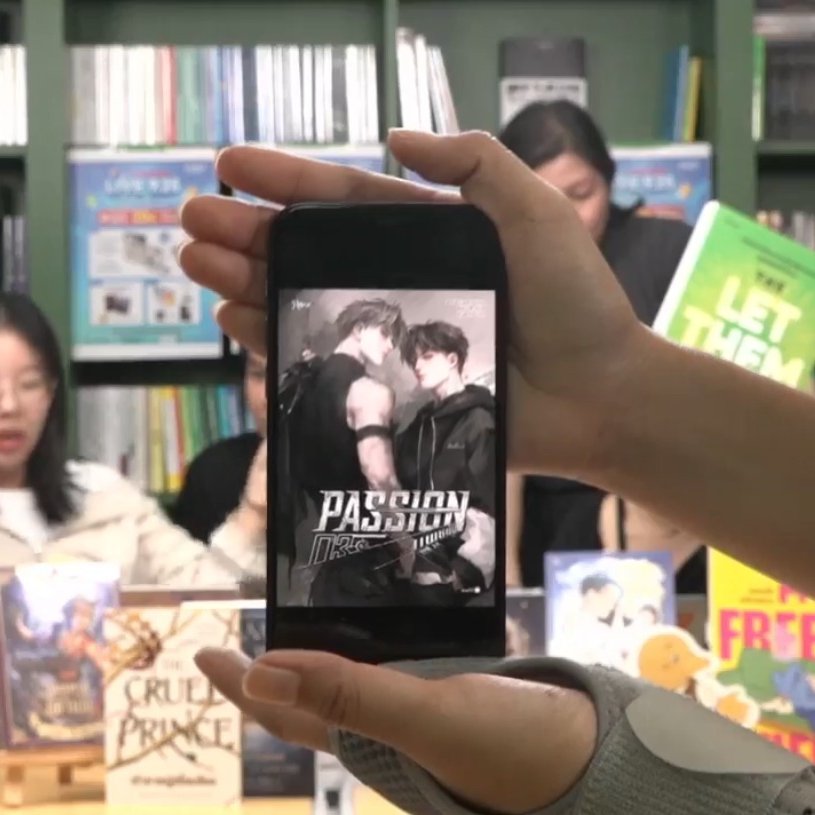 MukieK_Bubie's tweet photo. ทางสำนักพิมพ์บอกว่า Ryeomi-Nim มี passion กับ PASSION มาก วาดปกมาให้แล้วแต่รู้สึกไม่พอใจเลยวาดใหม่อีกรอบ และนิยาย PASSION จะขายในงานหนังสือทั้ง 4 เล่มตั้งแต่วันแรกของงาน สำหรับแฟนๆ ต่างชาติ สามารถซื้อได้ที่ https://t.co/zqdFVGbC5q เมื่อหนังสือพร้อมขายแล้ว👍 https://t.co/bosz4Boj0s