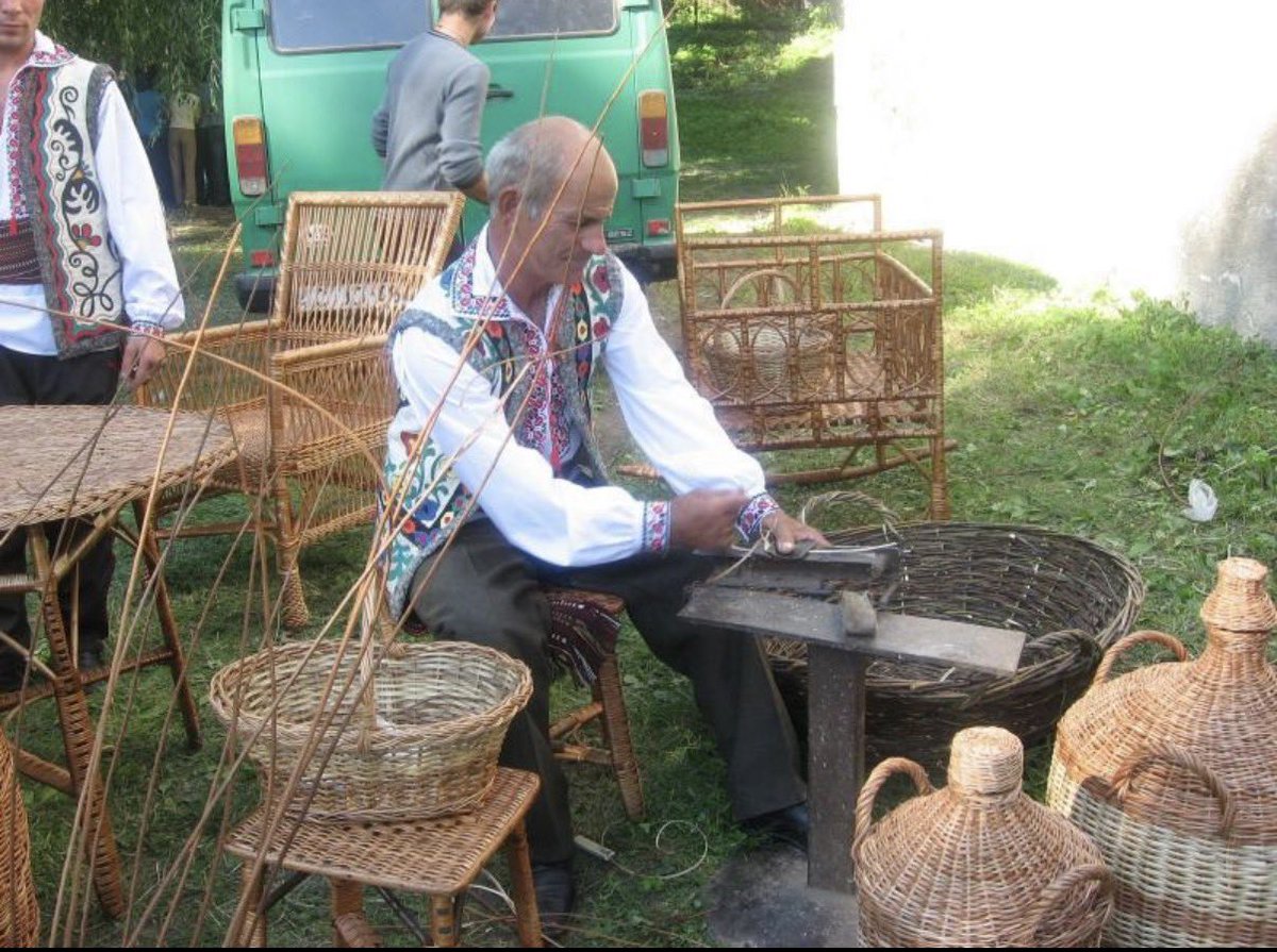 sofia150062's tweet photo. În Moldova, obiectele făcute manual păstrează ceva ce produsele de serie nu pot copia: povestea omului care le-a creat.
Mâinile pot păstra o tradiție întreagă. 🧵🤍
#Moldova #Handmade #Traditii https://t.co/aXZM3zncFw