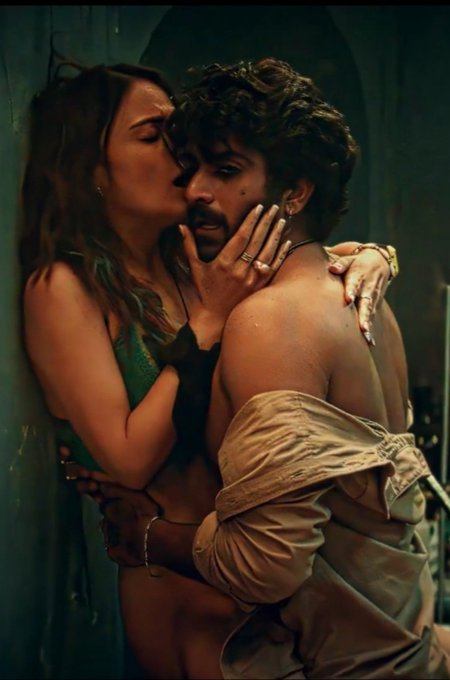 CineVerseHQ_'s tweet photo. Radhika in Saas, Bahu Aur Flamingo
#LustStories3 #RadhikaApte #radhikamadan #netflix https://t.co/f1AG7WYL7W