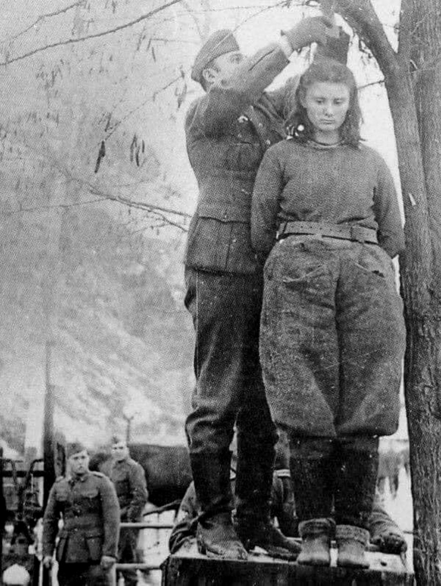 manelmarquez's tweet photo. O con los nazis y sus herederos o con las víctimas antifascistas.
La joven partisana yugoslava, Lepa Radić fue torturada por los nazis pero no delató a sus compañeros/as.
Su asesinato es un símbolo de la resistencia comunista contra el fascismo durante la Segunda Guerra Mundial. https://t.co/RT1TfzhZAv