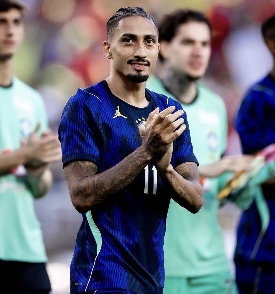 carlomeloi's tweet photo. 🚨 Brasil empatou com a poderosíssima Austrália, no último lance do jogo, um 1x1 horrível. 

Péssimo trabalho do Ancelotti e atuação pífia de jogadores como o Vini Jr e o Raphinha. Para jogar assim é melhor chamar de volta o Tite ou o Dorival, pelo menos é mais barato. https://t.co/diZ3puZoKi