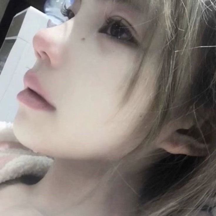 _roxanna11's tweet photo. i sadly genetically have a baby face and a recessed jaw. it’s one of my biggest insecurities and i everyday wake up in hopes i’ll have a skinny face with a normal jawline. https://t.co/JRH18HTnEu