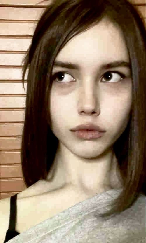 _roxanna11's tweet photo. i sadly genetically have a baby face and a recessed jaw. it’s one of my biggest insecurities and i everyday wake up in hopes i’ll have a skinny face with a normal jawline. https://t.co/JRH18HTnEu