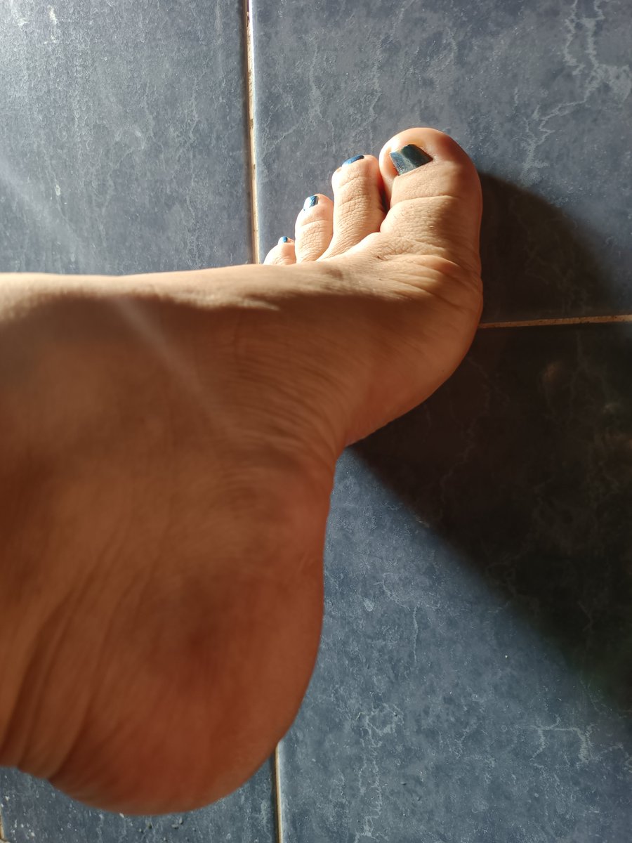 DannySoles27980's tweet photo. @loserr_96 Para quienes saben apreciar la arquitectura de los pies. 👣 Blanquitos, Cuidado, tono y presencia en una sola toma. ¿Cómo calificas esta foto?

#PiesDeHombre #FeetOfTwitter #MaleFootFetish ​#WhiteMaleFeet ​#MaleSoles
​#MaleFootFetish ​
https://t.co/2spuGCRjEa https://t.co/0kbV2bGwcj