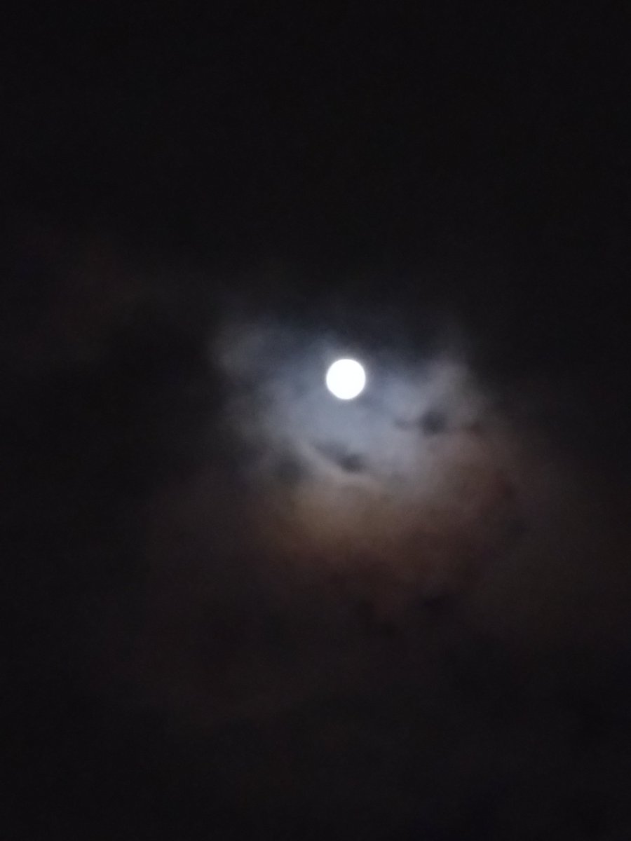 mako_chachacha's tweet photo. 雲の切れ間から☁
中秋の名月を拝めました🌝

ボロいスマホではこれが限界…😂

9:00pm in Tokyo https://t.co/K0Df6nDCg8