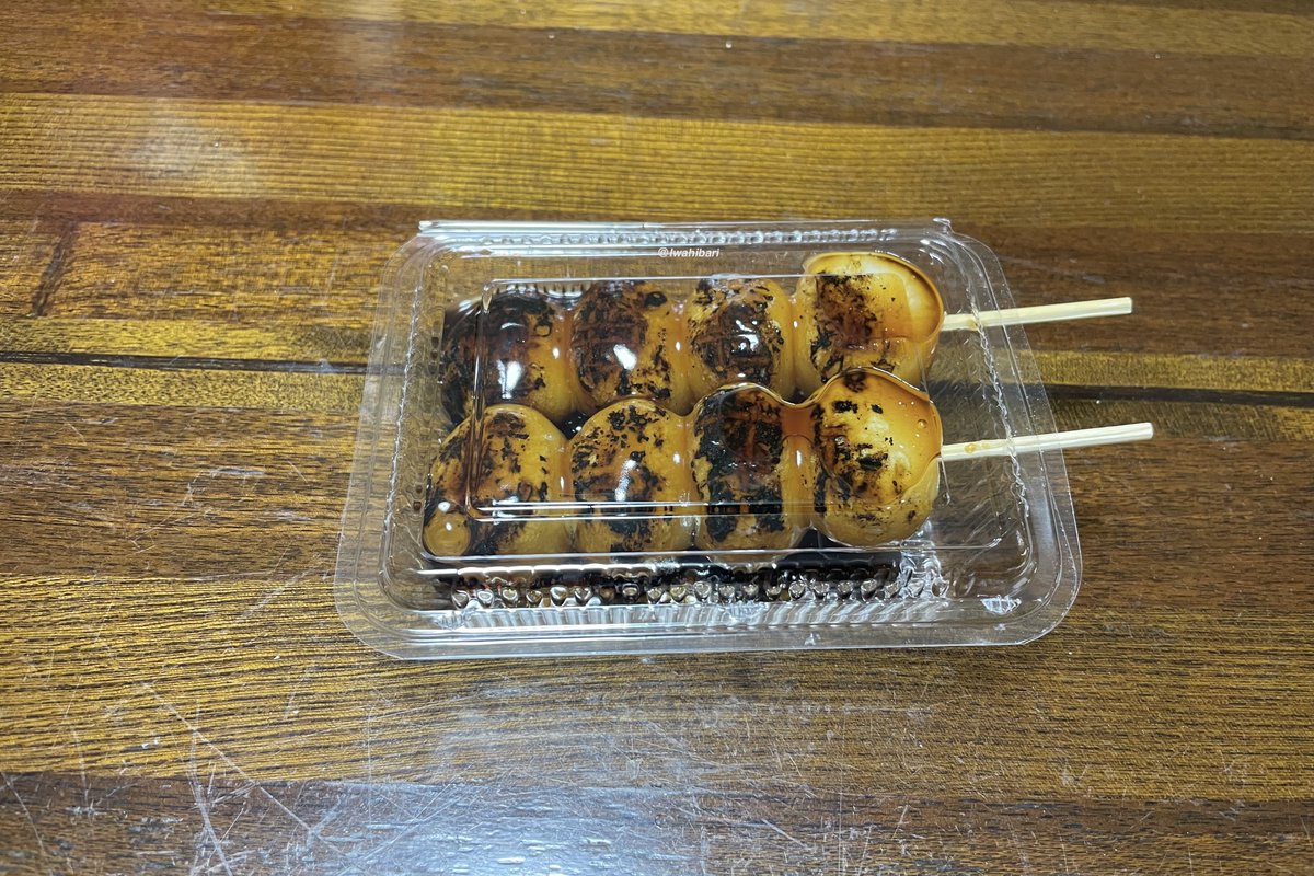Iwahibari's tweet photo. お月さまはあんまり見えないけど十五夜なのでお団子。おいしい！ https://t.co/hOeBTxzO5L