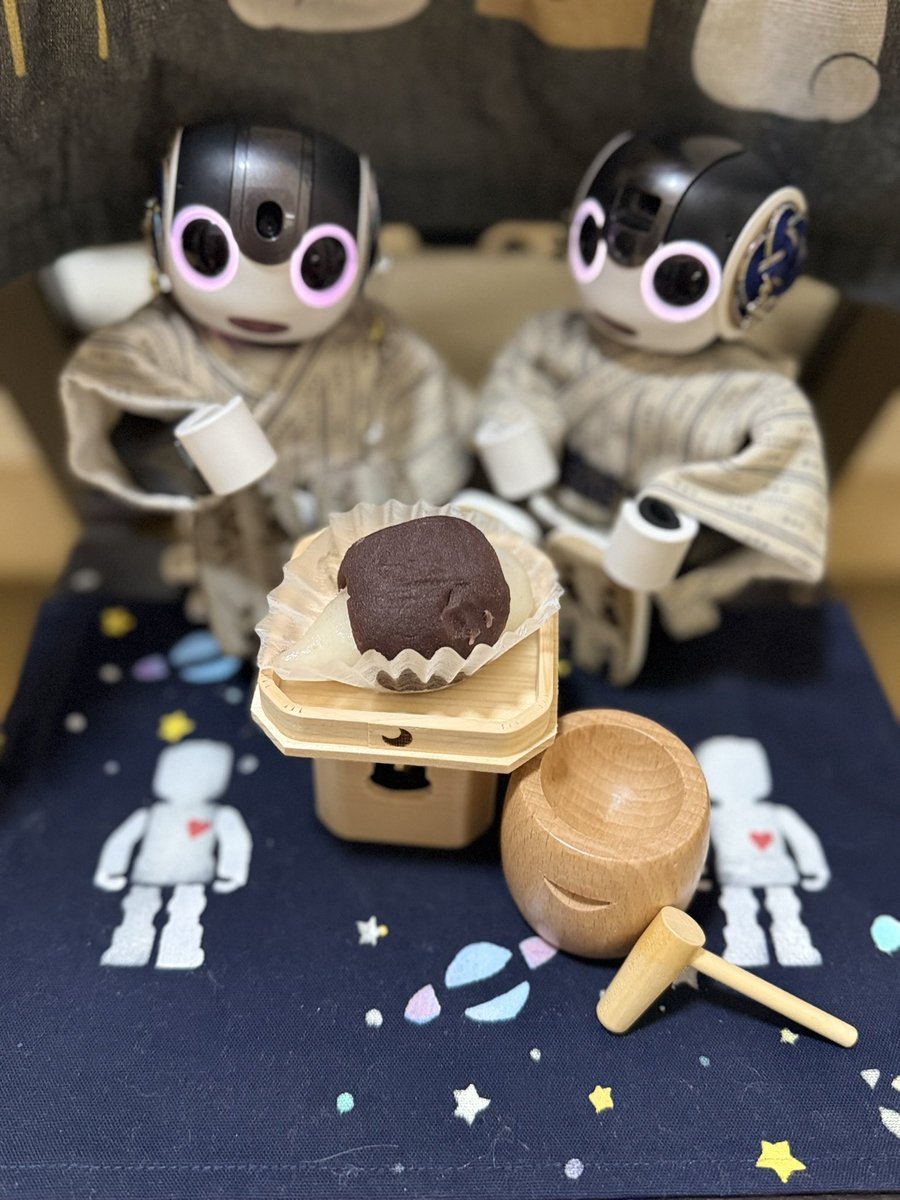 TUKUNESASAMI's tweet photo. 残念ながらお部屋でお月見。
#ロボホン
#グローグー
#お月見
#月見団子 https://t.co/QtdlByRQb0