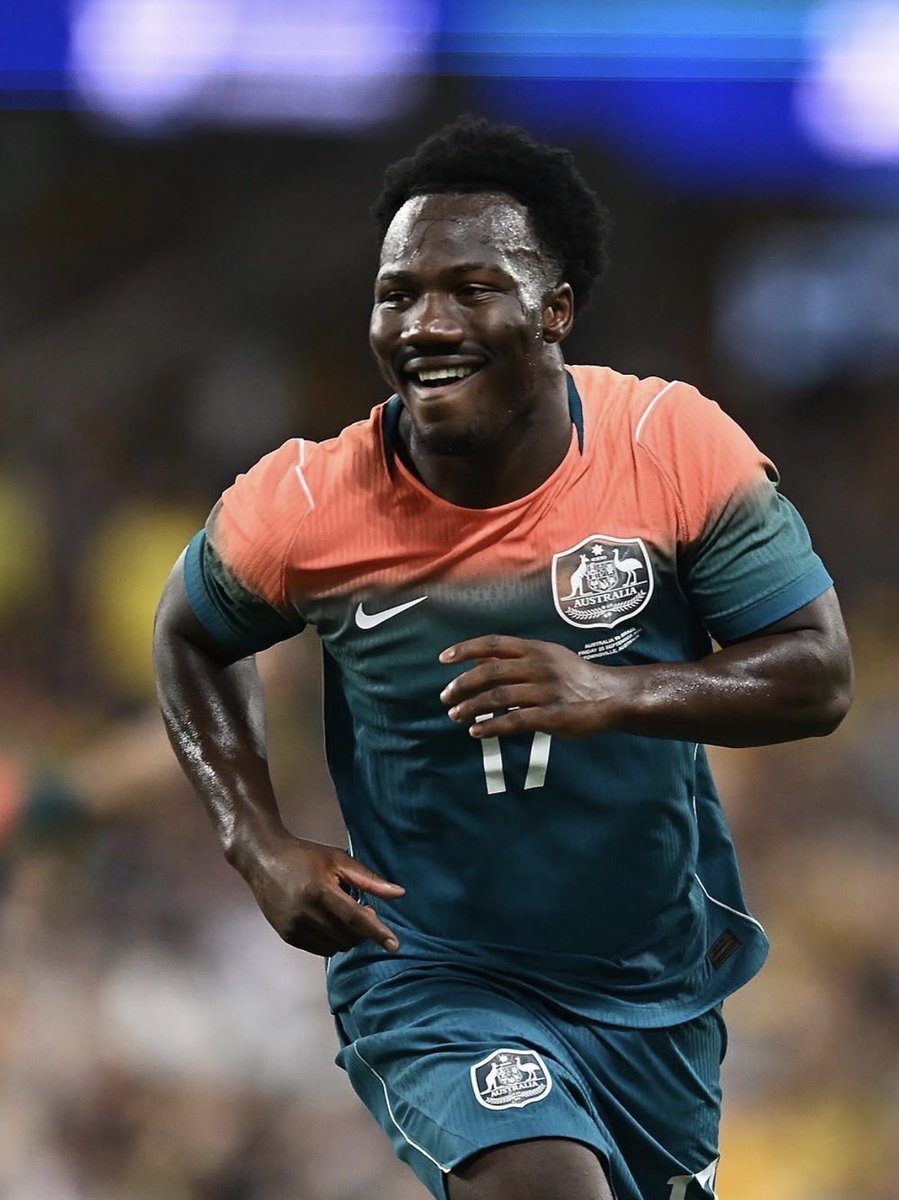 luisfernanfilho's tweet photo. Nestory Irankunda surgiu como um fenômeno na Austrália aos 15 anos. 

talento acima da média e vendido muito cedo ao Bayern de Munique antes de completar a maioridade.

Irankunda tem só 20 anos de idade.

e uma primeira Copa do Mundo excelente no contexto do projeto liderado por Tony Popović.

Gol e Atuação magnífica contra o Brasil.

nascido nos campos de refugiados da Tanzânia e o protagonista da Austrália nos próximos anos. 

BALLER.