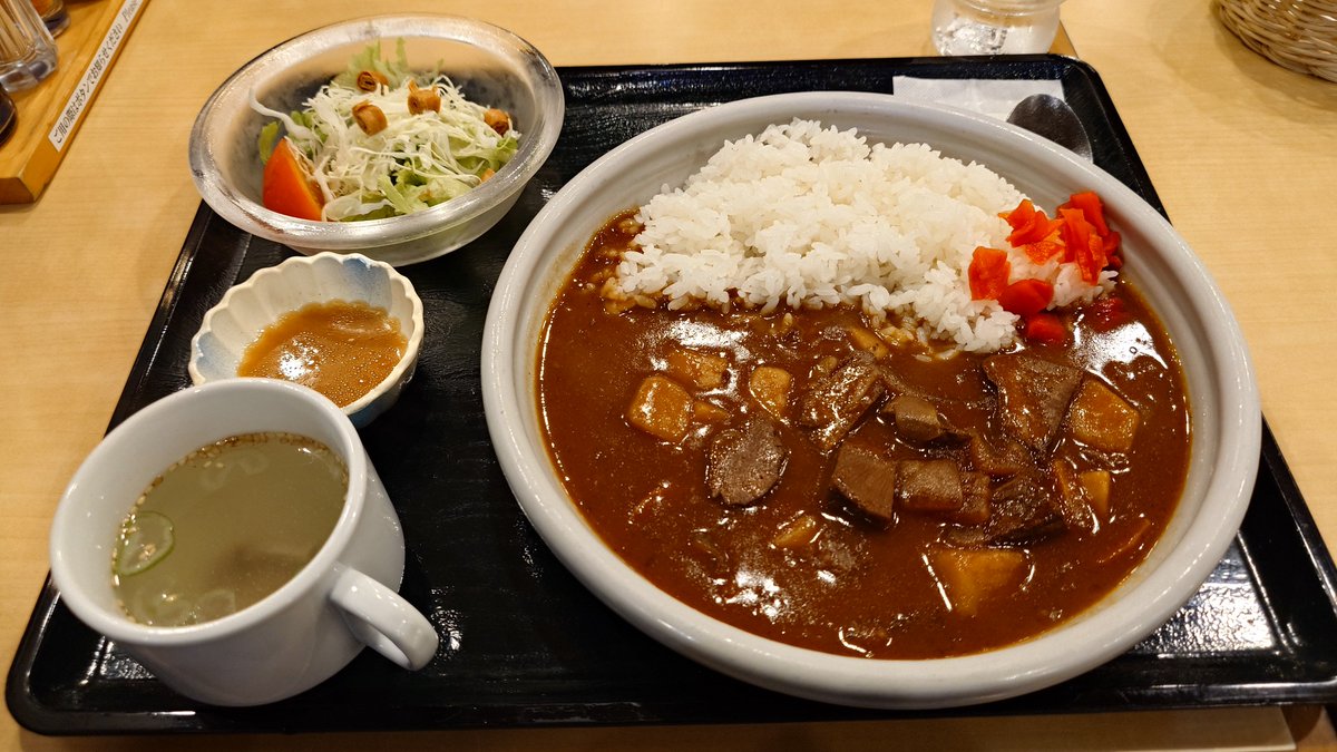 youichan1009's tweet photo. 仙台で最後にいただいた #ディナー 。#仙台空港 #牛タンカレー #dinner #sendaiairport #sdj #curryrice #beeftongue #サラダ #テールスープ #salad #beeftailsoup https://t.co/1w5s9WCCY8