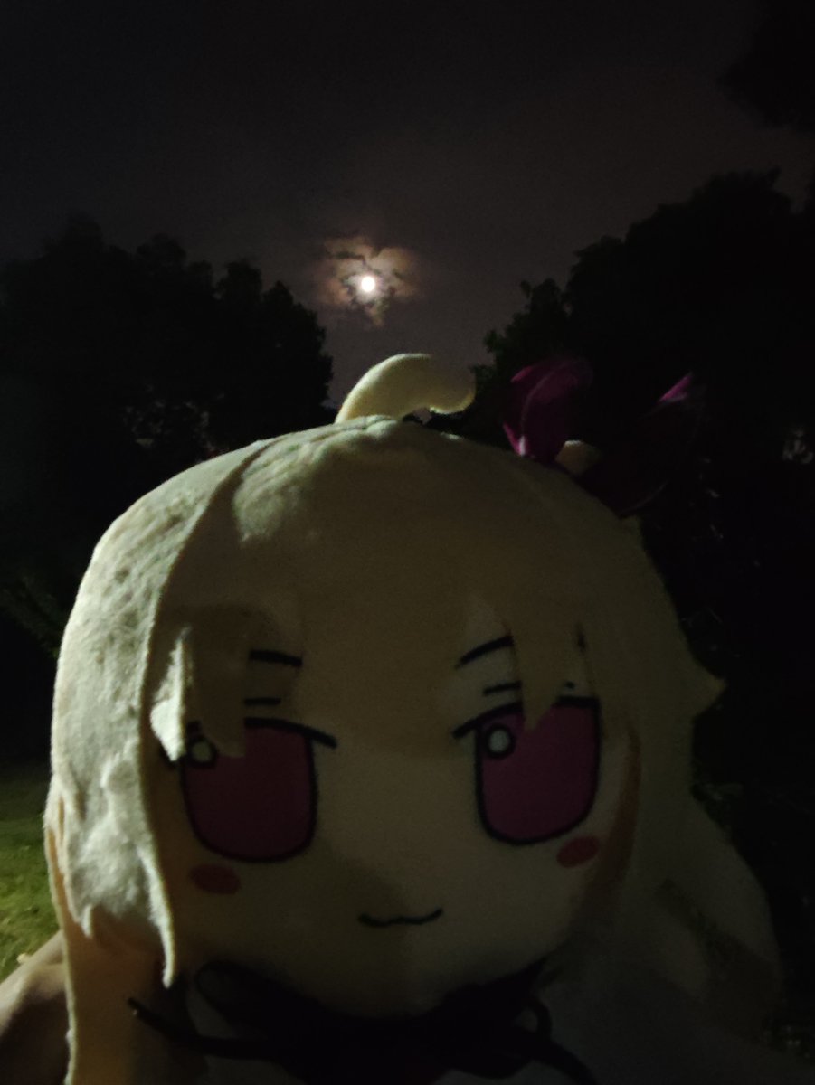 feuer262nb's tweet photo. 今天是中秋节，提起中秋，心中首先浮现的便是皎洁明��。虽然今天是多云，但有的时候朦胧也是一种美
诸多吟咏明月的古诗词里，最应景的莫过于“抱明月而长终”。把这句词写在绘马上，怀揣一份期许，盼望与栞那相遇
祝大家中秋快乐！ https://t.co/cVOx2ZkkPU