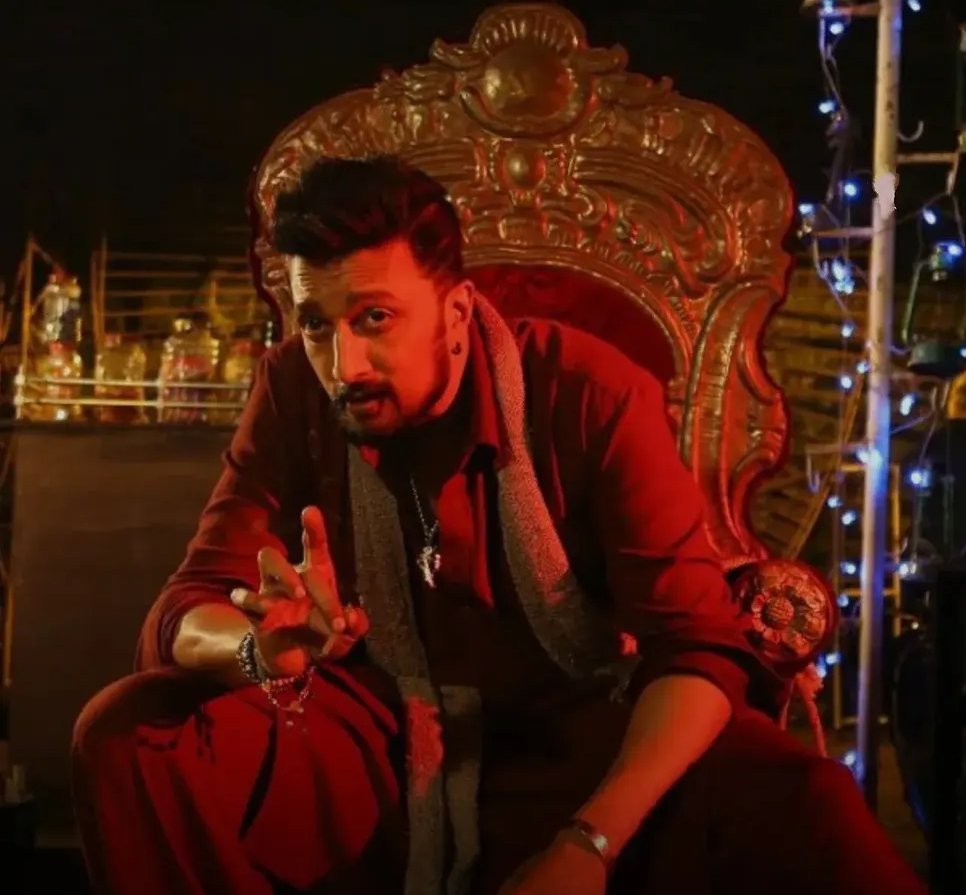 Cinema_Vamsha's tweet photo. Shameless hypocrites. When your #ToxicTheMovie movie turned out to be pure garbage, you clowns were whining and begging with your fake "United #KFI " drama to save face, and #KichchaSudeep fans actually backed you.
But NOW 
you backstabbing chameleons are barking and running paid negative PR against @KicchaSudeep ?
Disgusting double standards 4 #Yash fans 🤡 .
Know your place. 🦎🗑️🪣