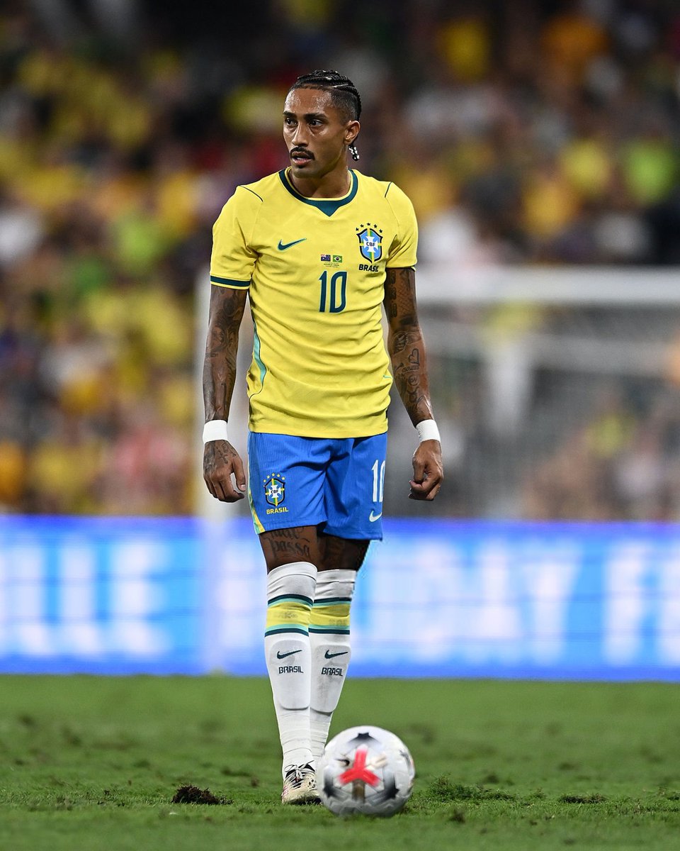 TouchlineX's tweet photo. 🚨 𝗖𝗥𝗔𝗭𝗬 𝗦𝗧𝗔𝗧: Raphinha has produced a G/A in EVERY game he has played so far this season, 18 G/A in 9 games! 🇧🇷🤯

vs Elche: ⚽️⚽️🅰️
vs Athletic Bilbao: ⚽️
vs Vallecano: ⚽️⚽️
vs Valencia: ⚽️
vs Feyenoord: ⚽️⚽️
vs Levante: 🅰️🅰️
vs Racing: ⚽️⚽️⚽️
vs Sevilla: ⚽️⚽️⚽️
vs Australia: 🅰️